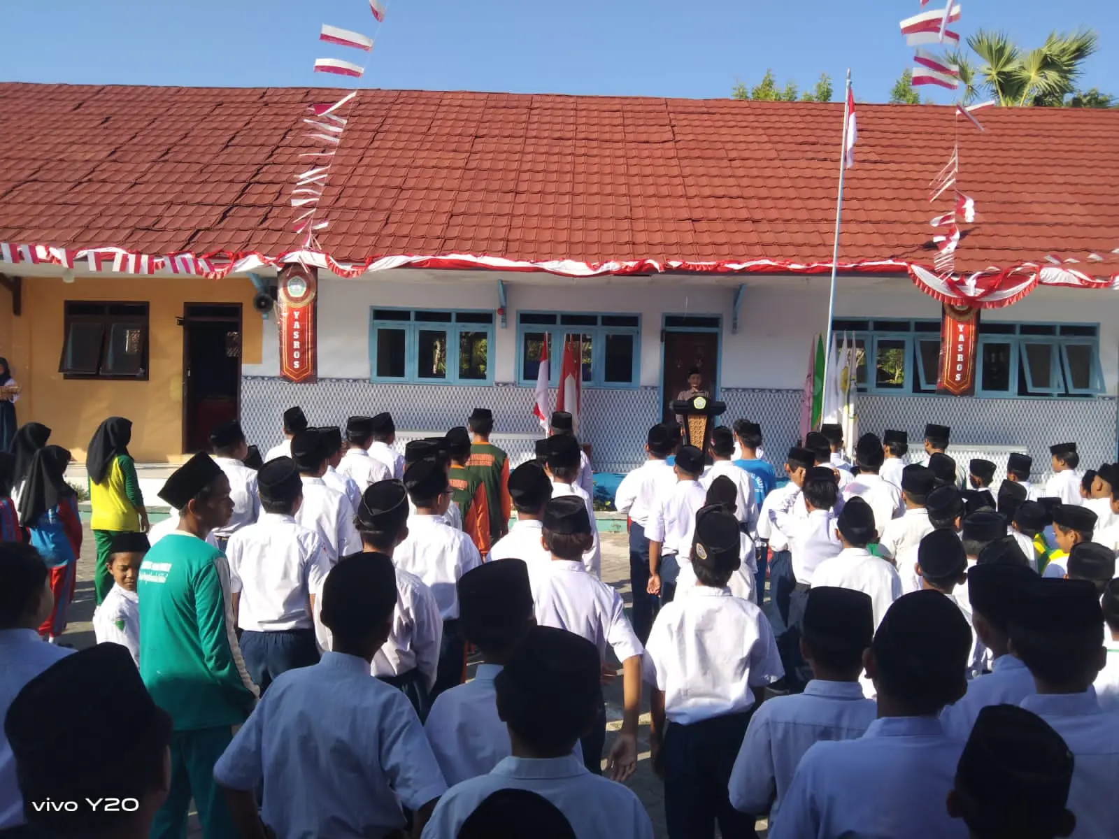 Apel pembukaan lomba HUT RI ke-80 Yayasan Annibros dengan partisipasi siswa dan guru di halaman sekolah