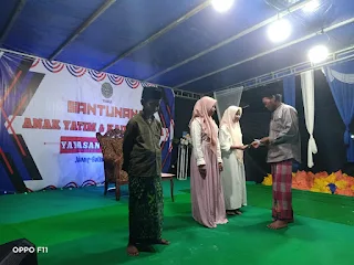 Penyerahan santunan kepana anak yatim