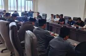Anggota DPRD Sumenep saat menemui perwakilan Aliansi Masyarakat Sumenep (AMS)