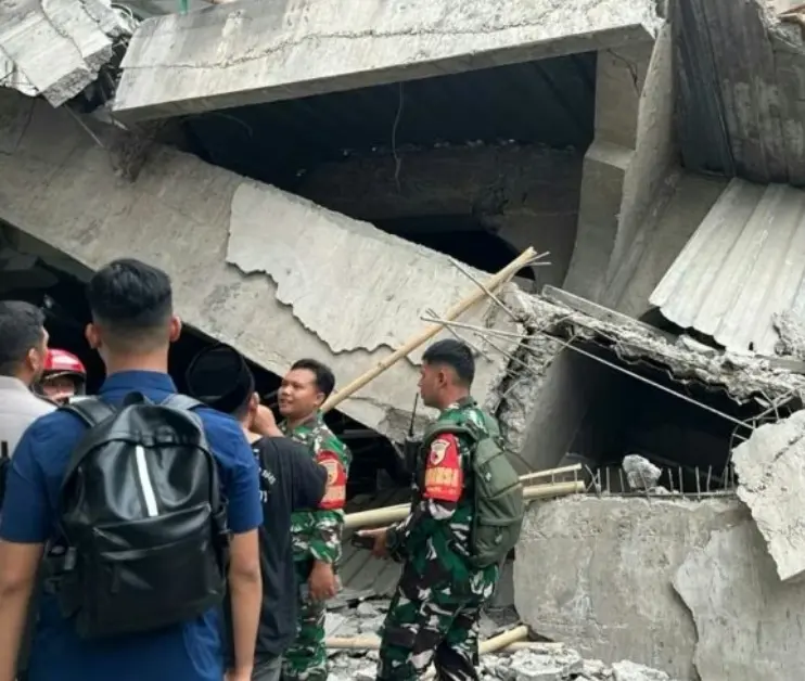 Evakuasi bangunan asrama putra pondok pesantren ambruk di Buduran Sidoarjo oleh BPBD Jatim dan petugas gabungan