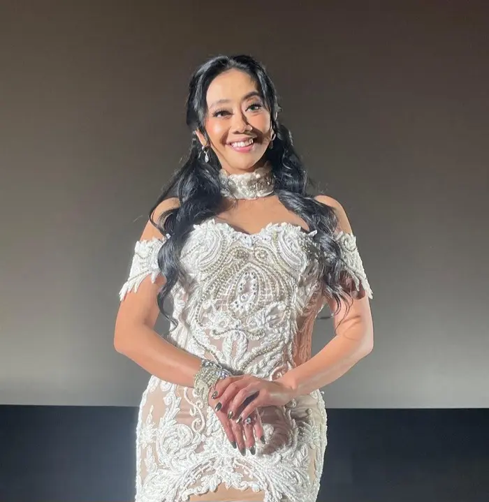 Asri Welas tampil anggun usai bercerai, kini fokus pada anak-anak meski banyak pria dari kalangan musisi hingga pejabat mendekatinya