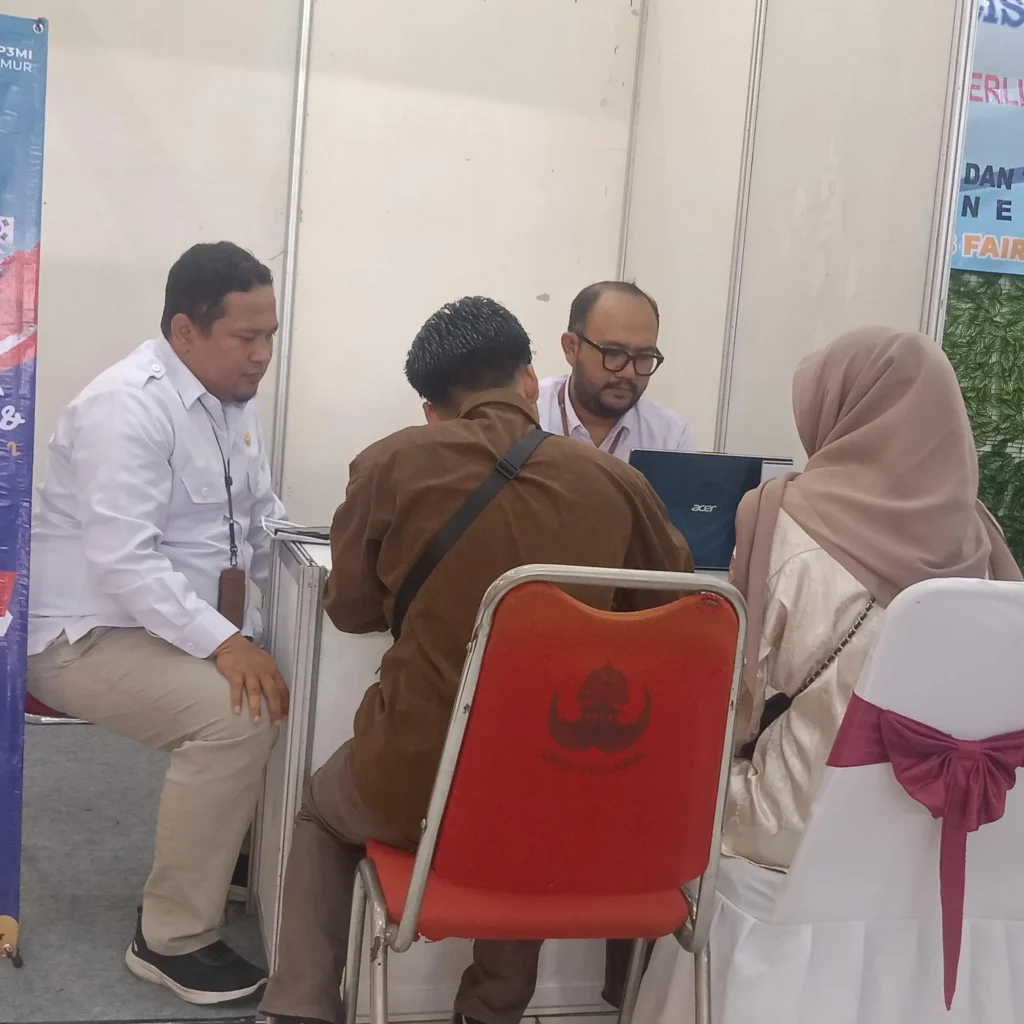 Koordinator BP3MI Pamekasan, Rendra Irfan Kurnianto, menyampaikan pentingnya selektif memilih lowongan kerja luar negeri pada Job Fair Sumenep 2025