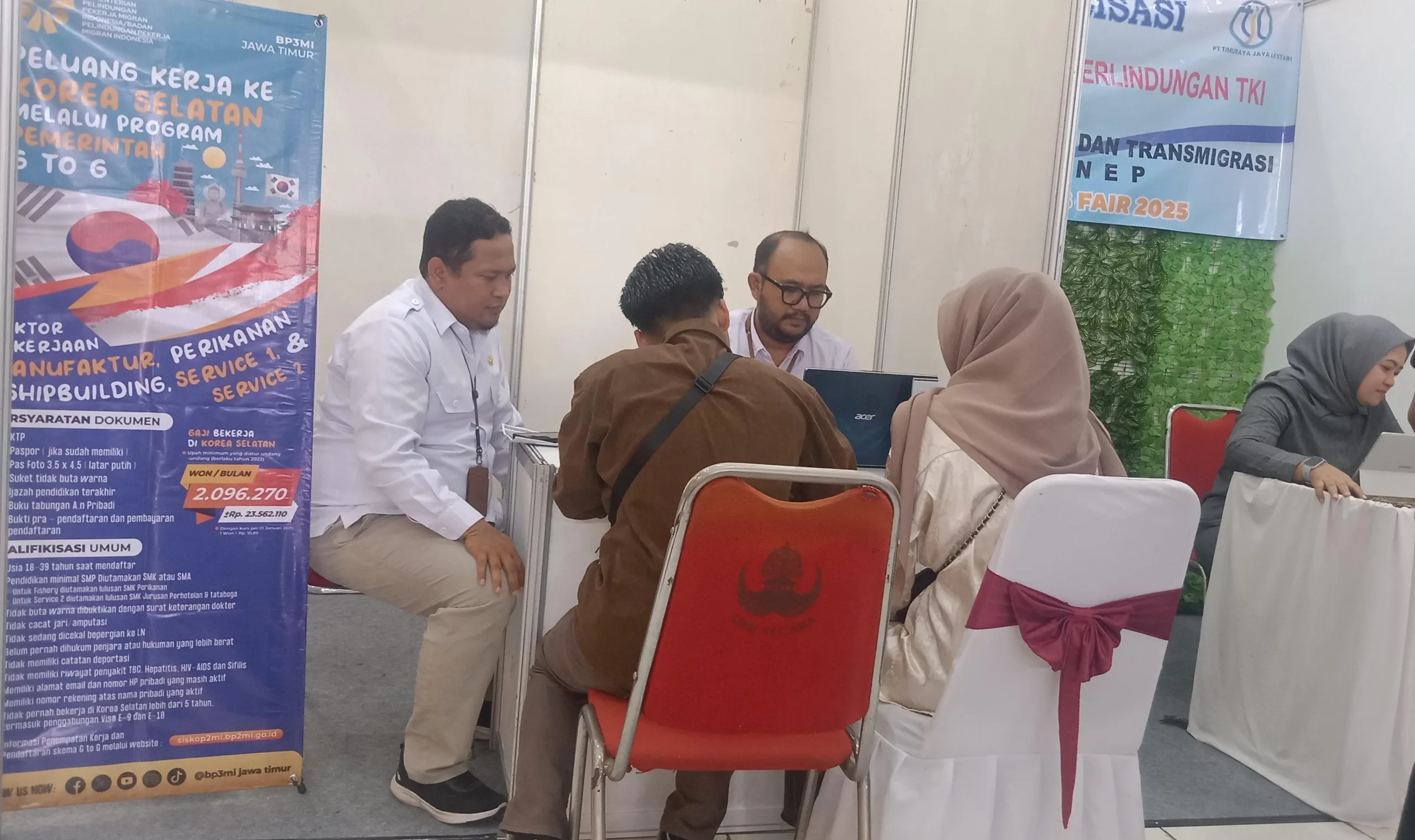 Koordinator BP3MI Pamekasan, Rendra Irfan Kurnianto, menyampaikan pentingnya selektif memilih lowongan kerja luar negeri pada Job Fair Sumenep 2025