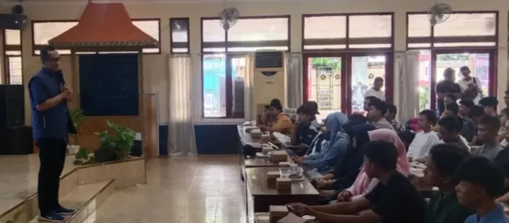 Pelajar SMP dan SMA mengikuti workshop serta kontes robotika tepat guna dalam acara Sumenep Technolab 2025 yang diselenggarakan BRIDA Sumenep bersama IKA ITS