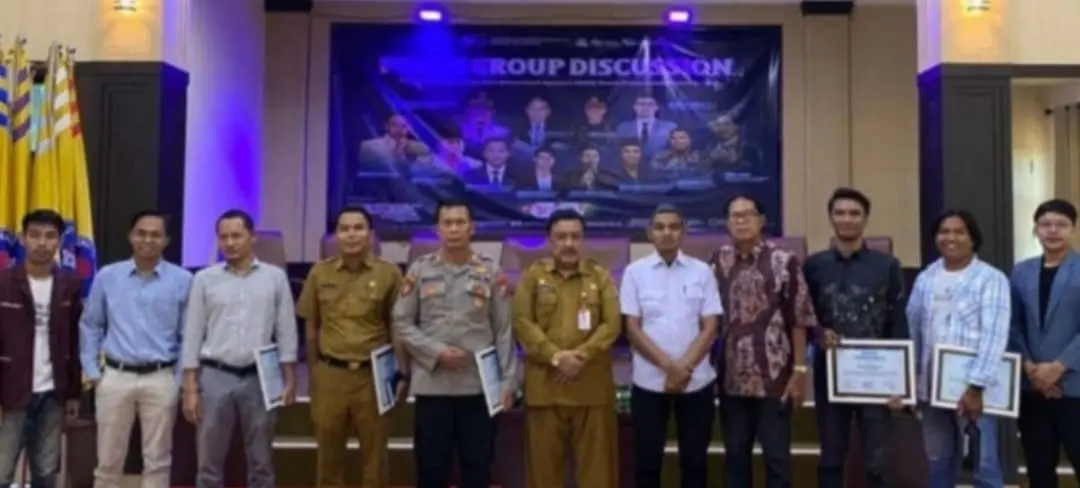 Sekretaris Bakesbangpol Sumenep Edy Suprayitno berbicara dalam FGD di Universitas Wiraraja bersama mahasiswa dan aktivis