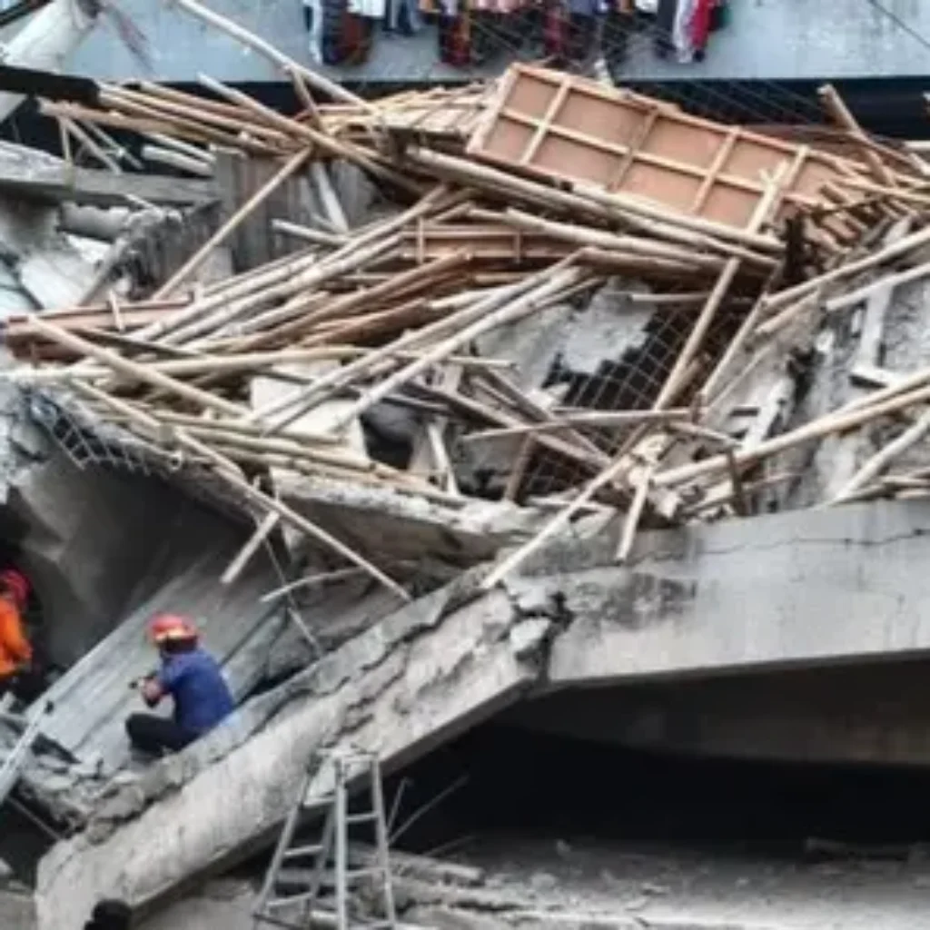 Evakuasi santri korban bangunan ambruk di Ponpes Al-Khoziny Sidoarjo Jawa Timur