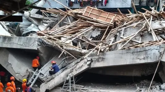 Evakuasi santri korban bangunan ambruk di Ponpes Al-Khoziny Sidoarjo Jawa Timur