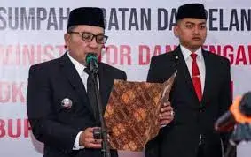 Bupati Sampang H. Slamet Junaidi mengambil sumpah 32 pejabat administrator serta pengawas di Pendopo Trunojoyo