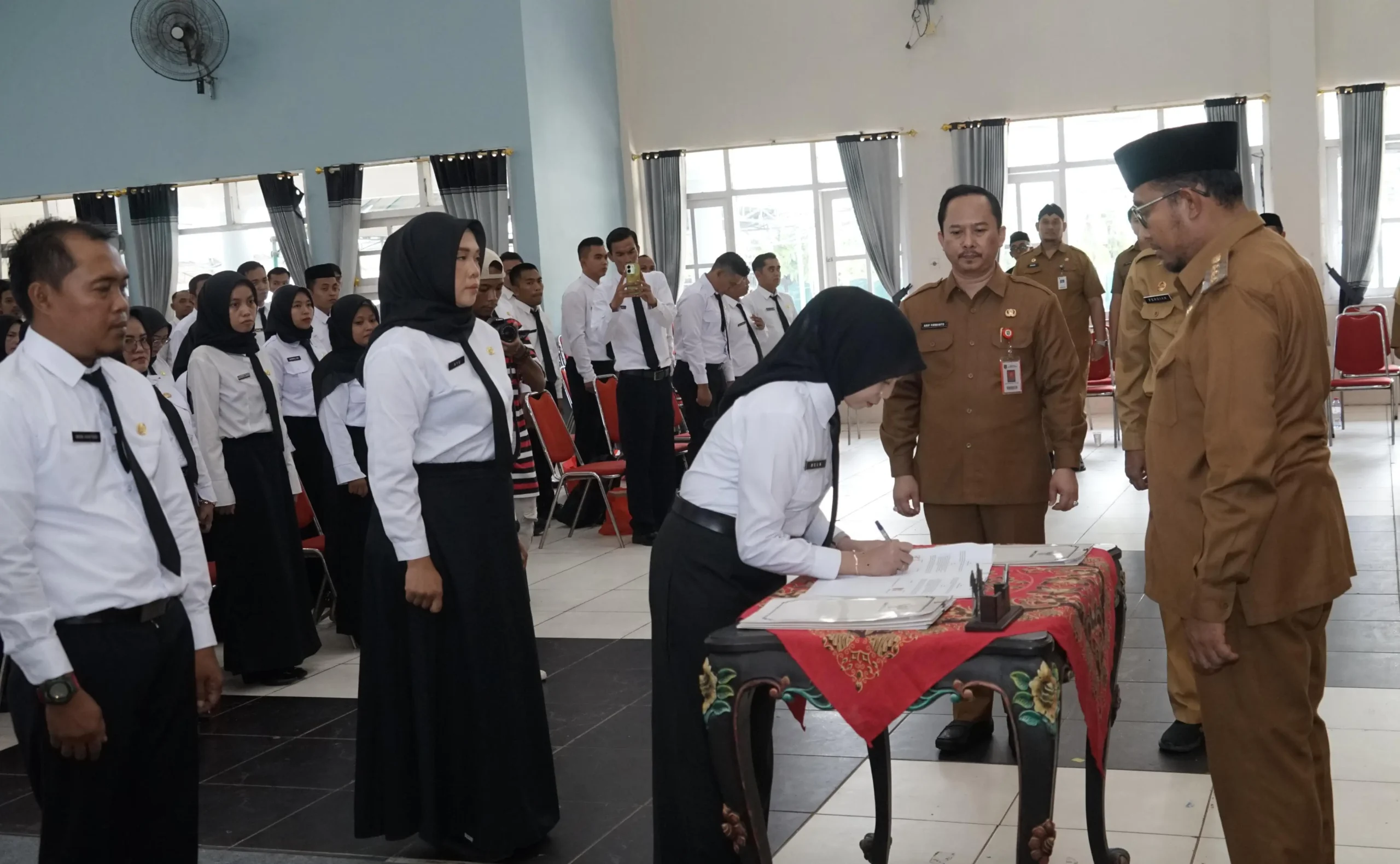Bupati Sumenep serahkan SK PPPK dan tekankan aparatur jaga moral serta integritas dalam pelayanan publik
