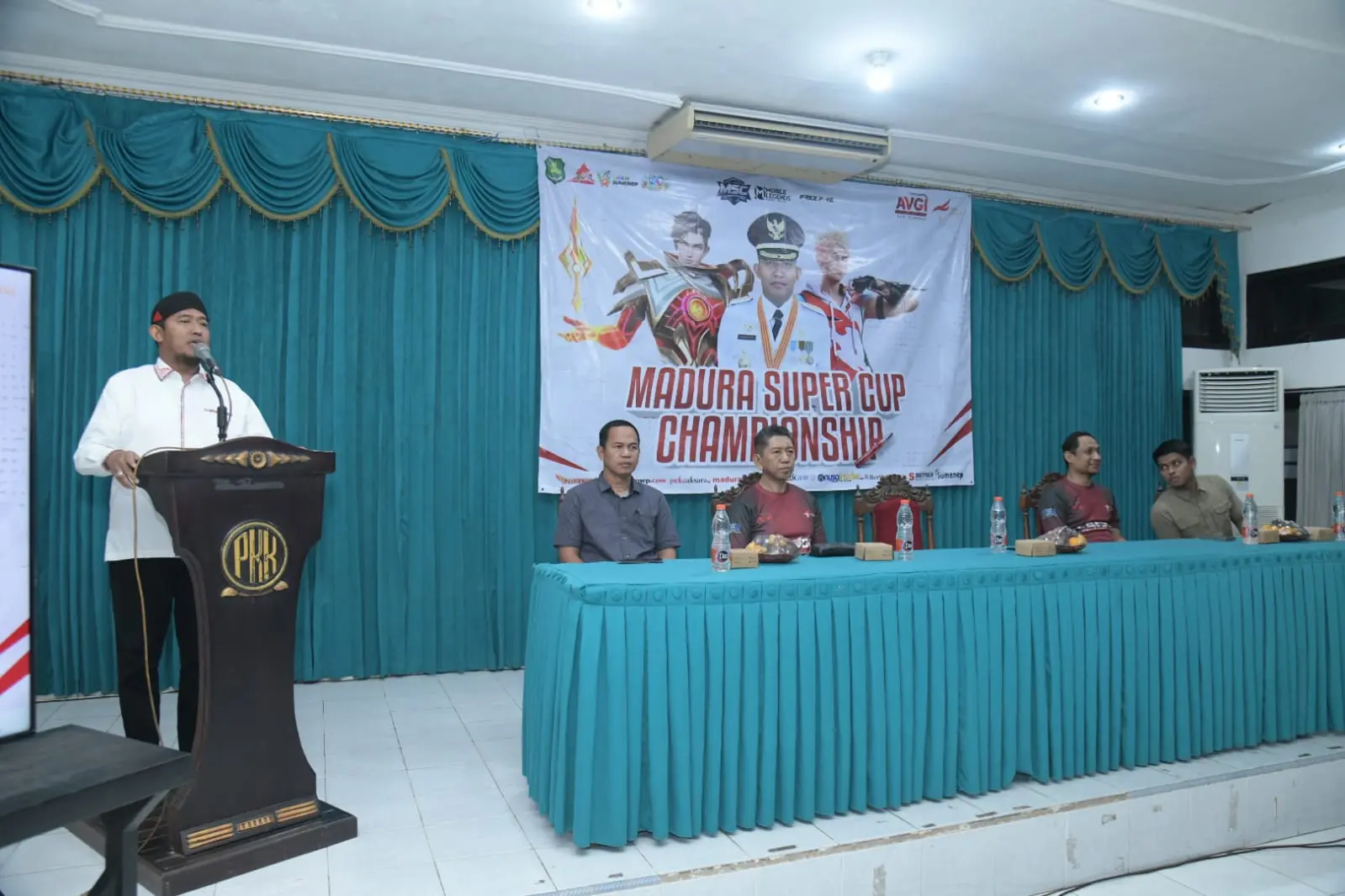 Pembukaan Esports Madura Championship 2025 oleh Bupati Sumenep Achmad Fauzi Wongsojudo bersama peserta Mobile Legends dan Free Fire di Sumenep