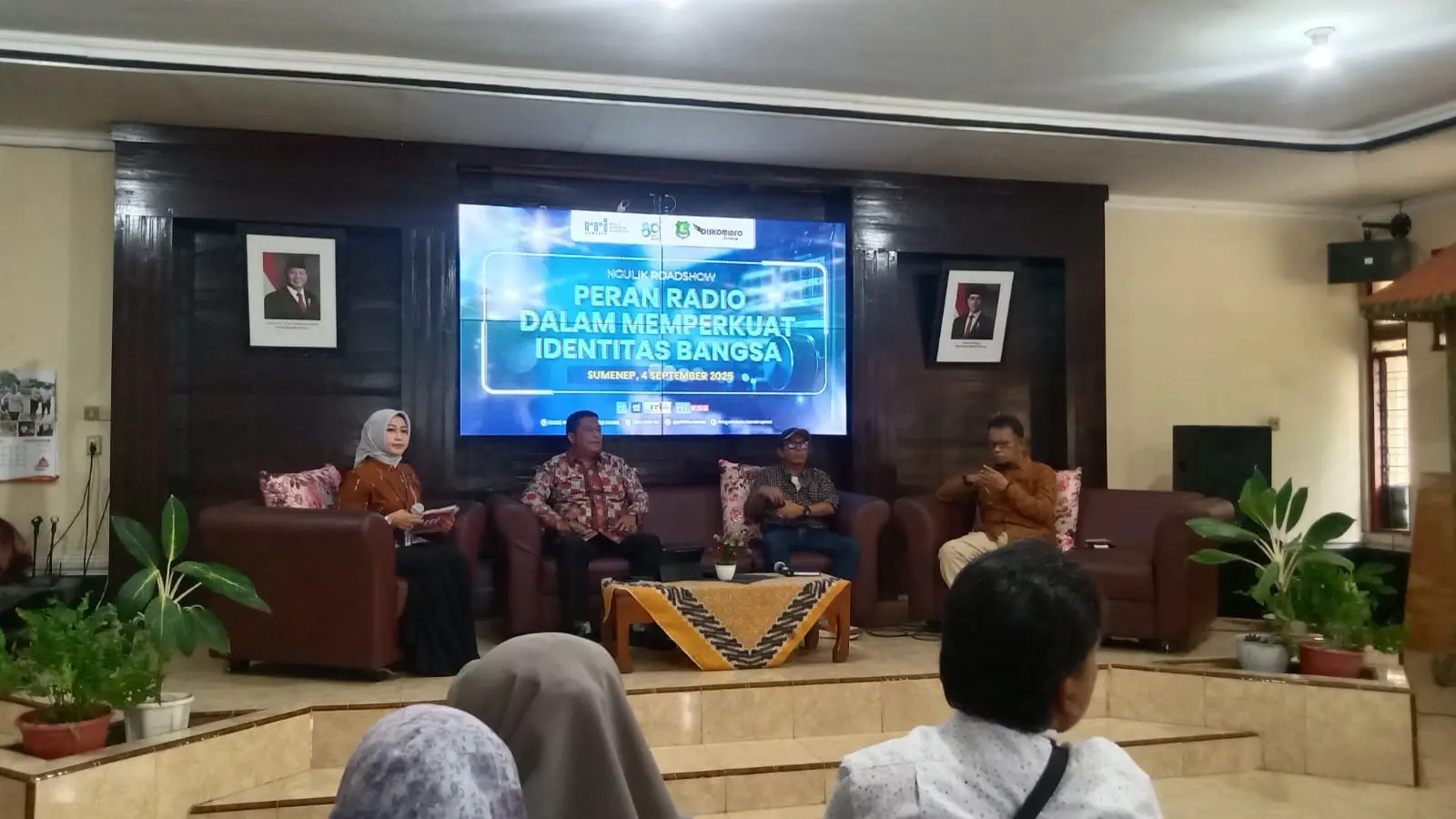 Kepala Diskominfo Sumenep Indra Wahyudi memberikan apresiasi peran RRI di usia 80 tahun pada acara Ngulik Roadshow di Aula Diskominfo Sumenep