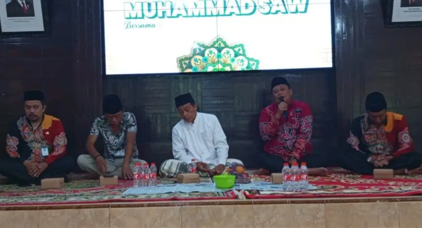 Peringatan Maulid Nabi Muhammad SAW 1447 H di Aula Diskominfo Sumenep bersama karyawan dan KH. R. Taufikurrahman Syakur