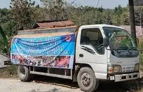 Mobil tangki saat melakukan droping air bersih ke desa terdampak kekeringan di Kabupaten Sampang, Madura. Bantuan dropping air bersih dari pemerintah daerah mengalami pemangkasan kuota hingga separuh dari tahun sebelumnya di tahun ini, Selasa (9/9/2025)