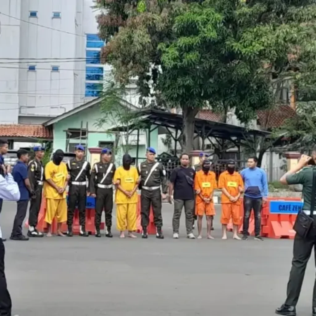 Dua anggota TNI dan dua warga sipil jalani sidang kasus pengeroyokan pemuda di Serang