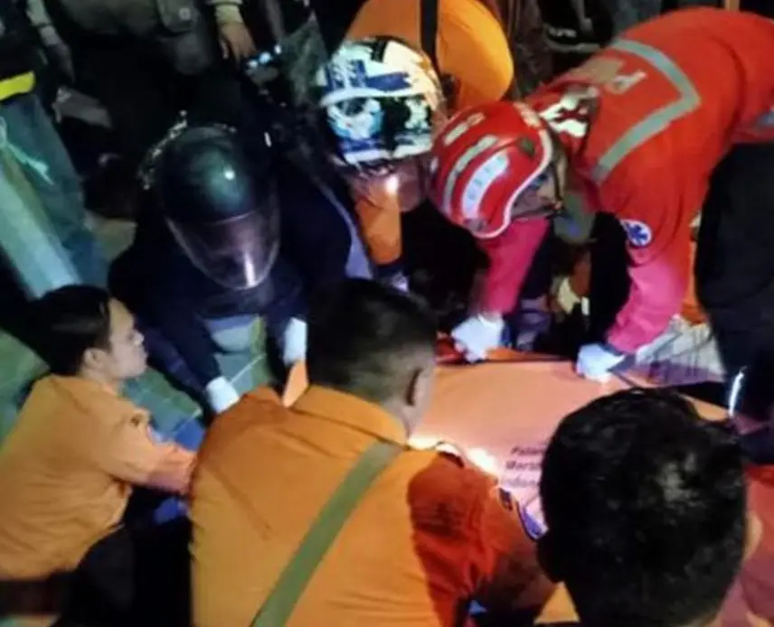 Kecelakaan tunggal motor Honda PCX menabrak tiang listrik di Jalan Raya Darmo Surabaya, tewaskan dua orang berboncengan