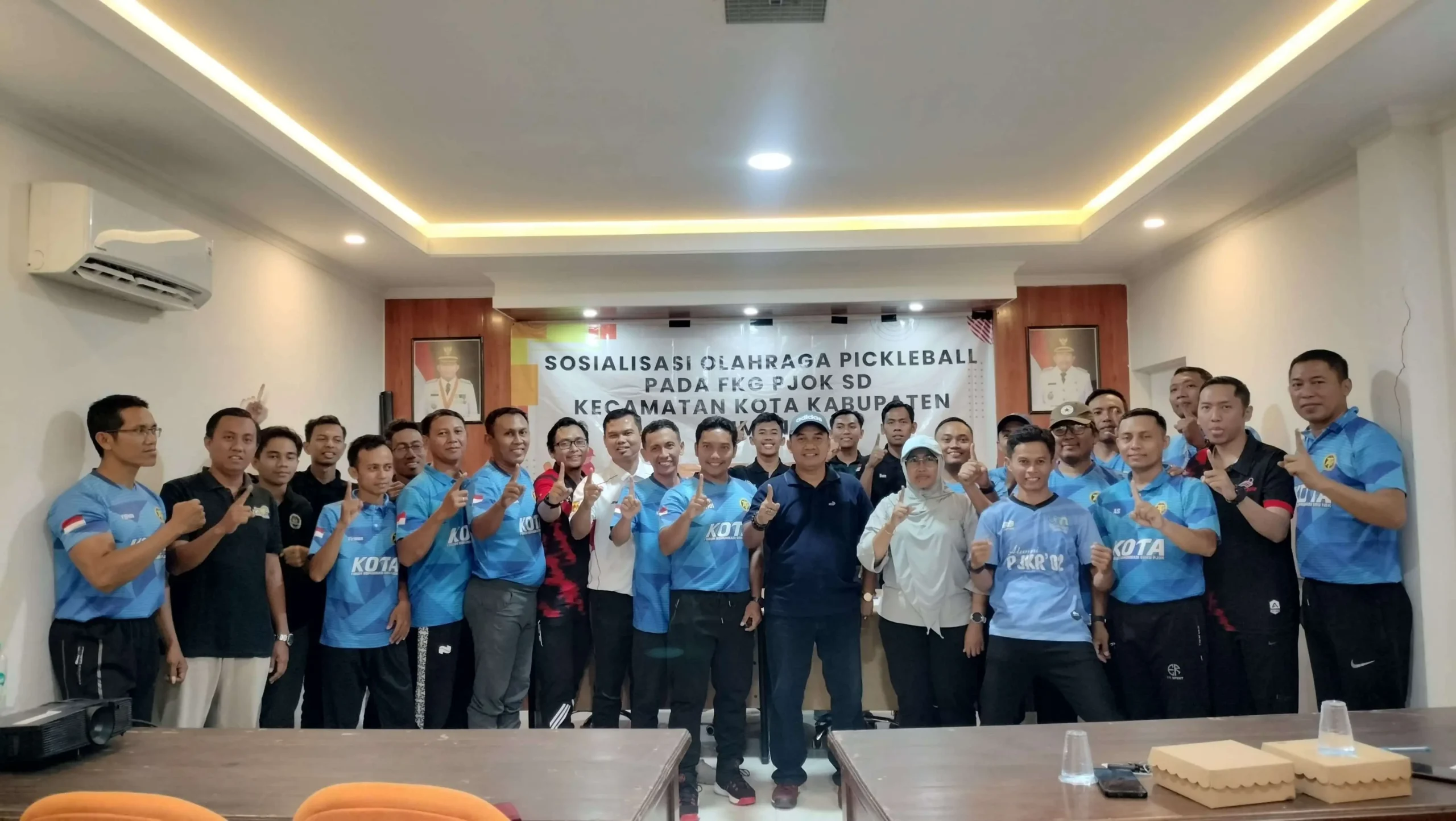 Mahasiswa PJKR Universitas PGRI Sumenep mencoba olahraga pickleball saat sosialisasi yang digelar FIKK Unesa di Aula KONI Kabupaten Sumenep