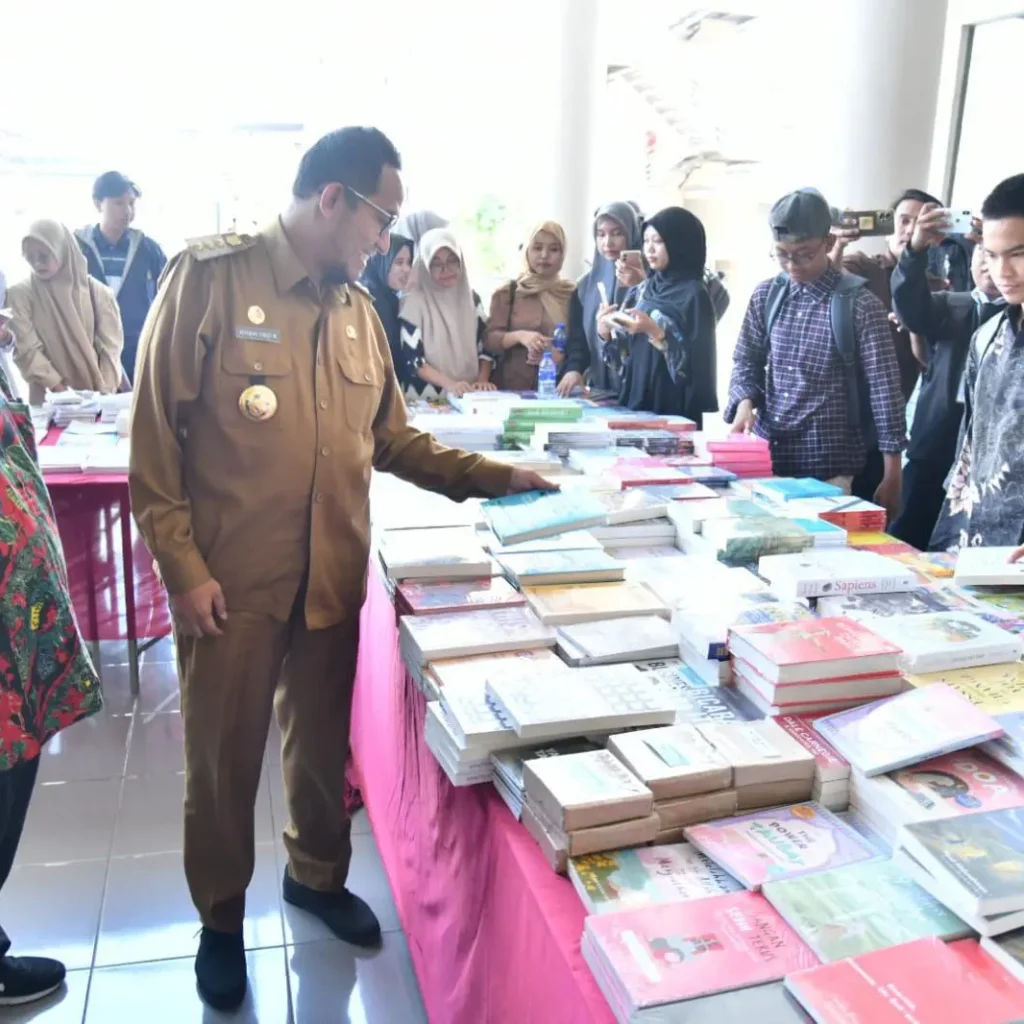 Bupati Sumenep membuka Festival Literasi 2025 di Uniba Madura untuk meningkatkan budaya membaca dan literasi masyarakat
