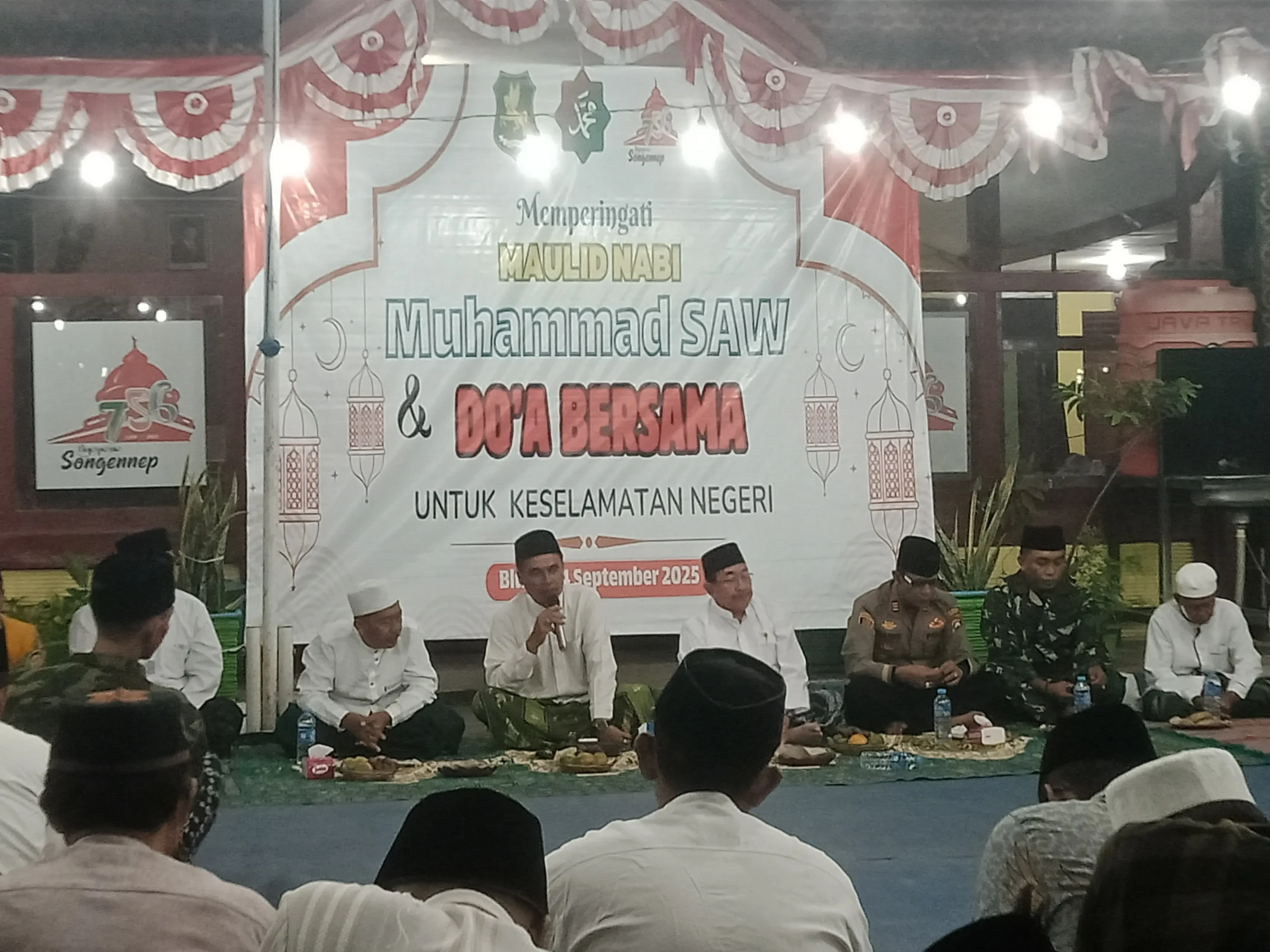 Forkopimka Bluto gelar Maulid Nabi Muhammad SAW dan doa bersama untuk keselamatan bangsa di halaman Kantor Kecamatan Bluto, Sumenep