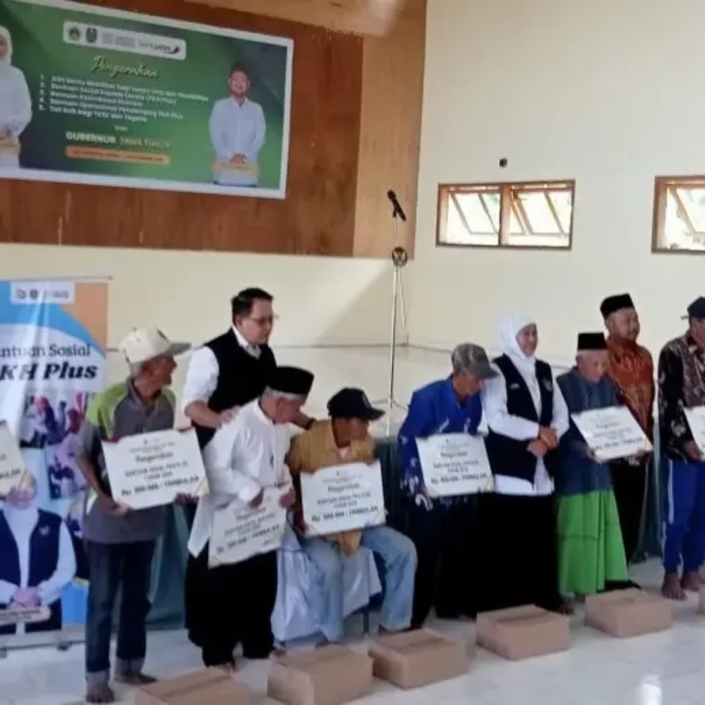 Gubernur Khofifah serahkan bantuan kepada warga Pulau Bawean, Madura, Sabtu (6/9/2025)