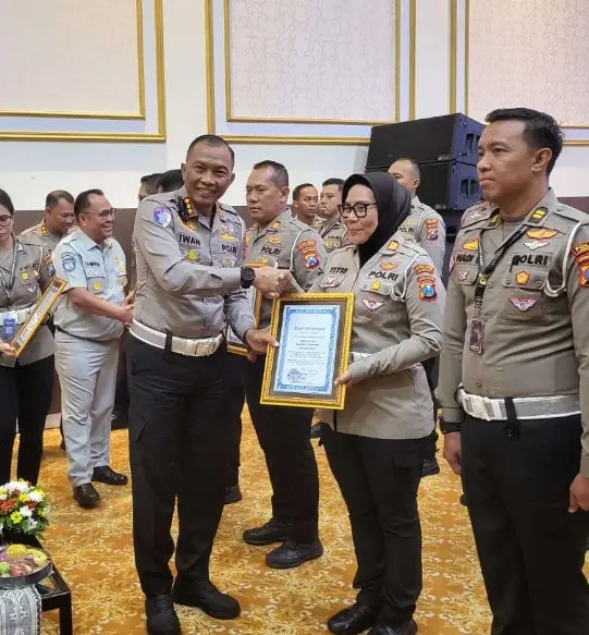 Kasat Lantas Polres Sumenep, AKP Ninit Titis Dewiyani, menerima penghargaan dari Dirlantas Polda Jatim atas keberhasilan mengungkap kasus tabrak lari terbanyak tahun 2025