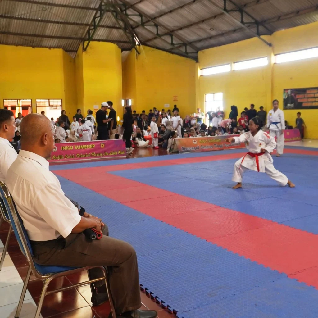 Pelajar Sumenep mengikuti pertandingan karate pada Kejurkab Inkai 2025 di GOR A. Yani untuk memperebutkan Piala Dinas Pendidikan