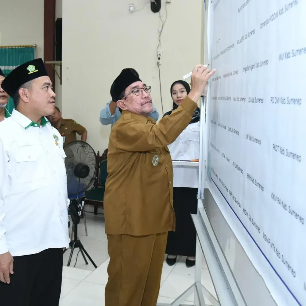Wakil Bupati Sumenep KH. Imam Hasyim bersama Kepala Kemenag Sumenep Abdul Wasid saat Deklarasi Zona Integritas 2025 di Aula Kantor Kemenag