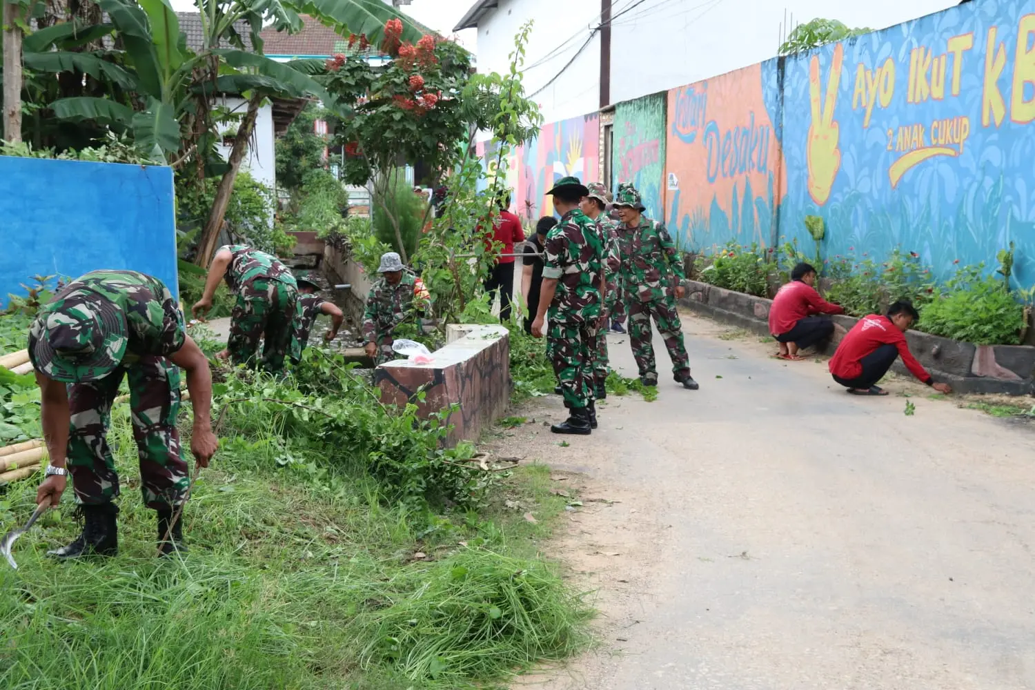 TNI Kodim 0827 Sumenep dan warga Manding Daya membersihkan jalan umum dalam kegiatan Bakti Teritorial Prima sambut HUT TNI ke-80