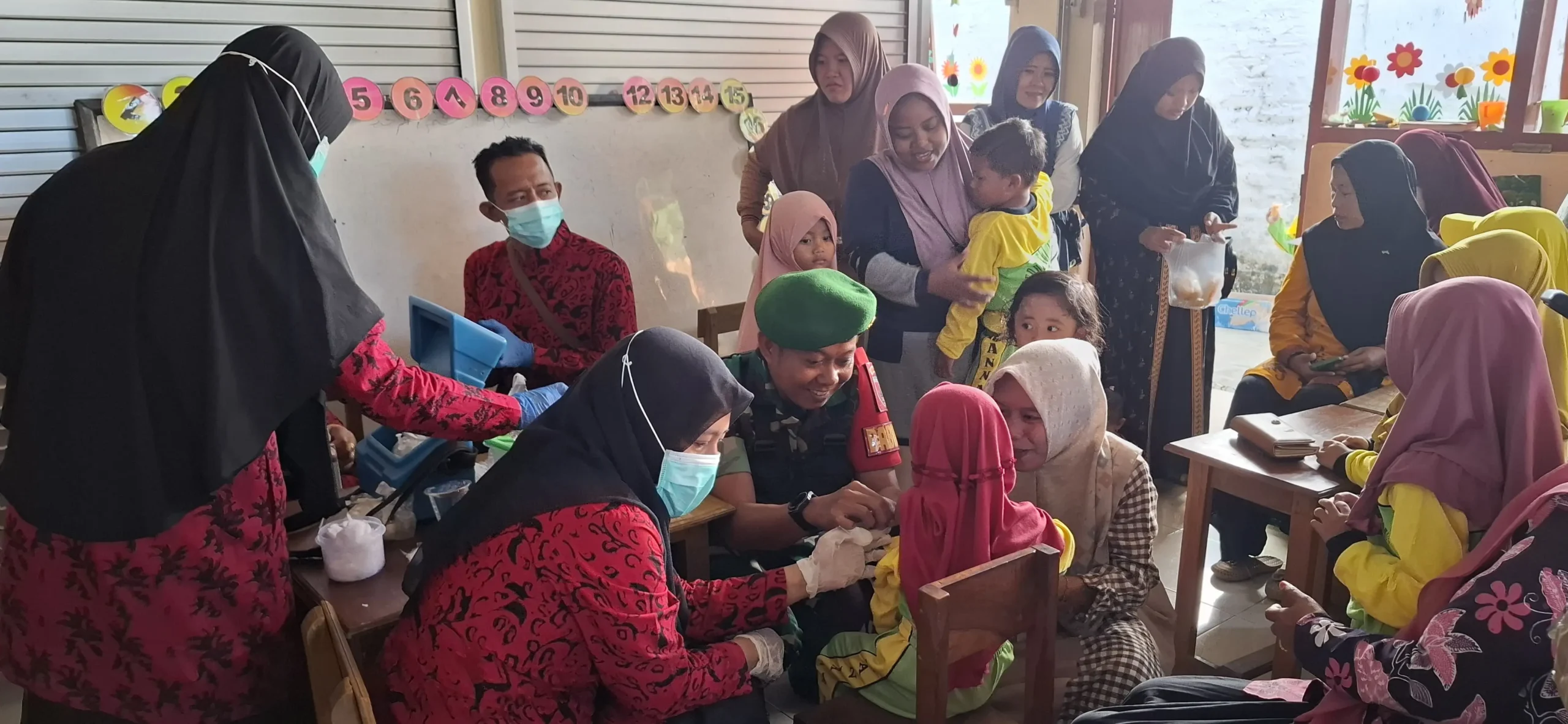 Petugas kesehatan memberikan imunisasi campak rubela kepada anak-anak di TK Annisya, Batuan, didampingi Babinsa Kodim 0827/Sumenep