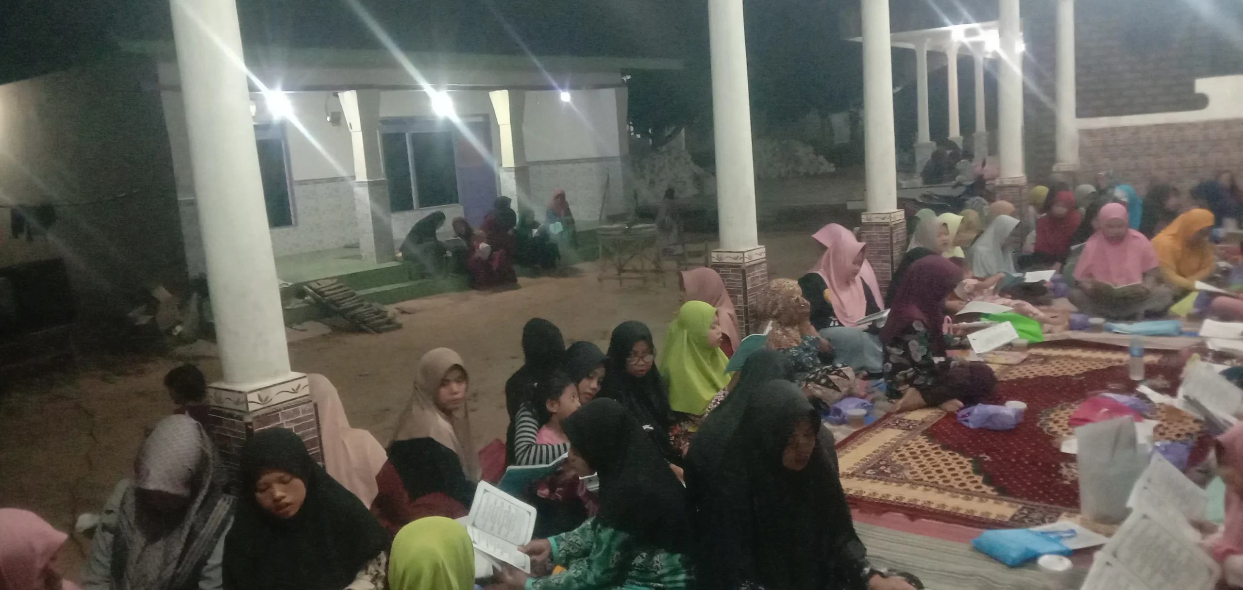 Anggota Kumpulan Burda di Desa Lembung, Kecamatan Lenteng, Kabupaten Sumenep saat menggelar Maulid Nabi Muhammad SAW