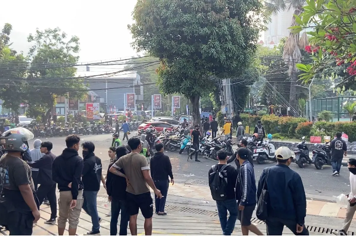 Aksi massa di depan Gedung Grahadi Surabaya, Jumat (29/8/2025)