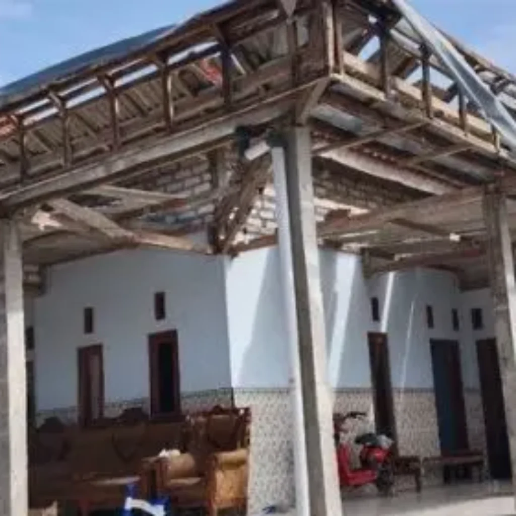 Rumah warga Pamekasan yang rusak akibat ledakan balon udara
