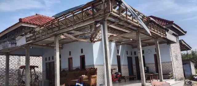 Rumah warga Pamekasan yang rusak akibat ledakan balon udara