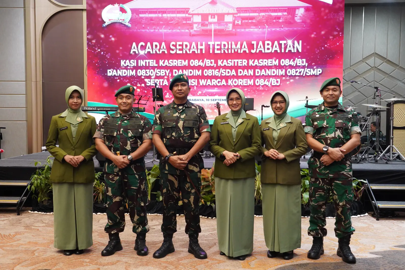 Komandan Korem 084/Bhaskara Jaya Brigjen TNI Danny Alkadrie menyerahkan tongkat komando kepada Letkol Arm Bendi Wibisono dalam sertijab Dandim 0827/Sumenep di Surabaya