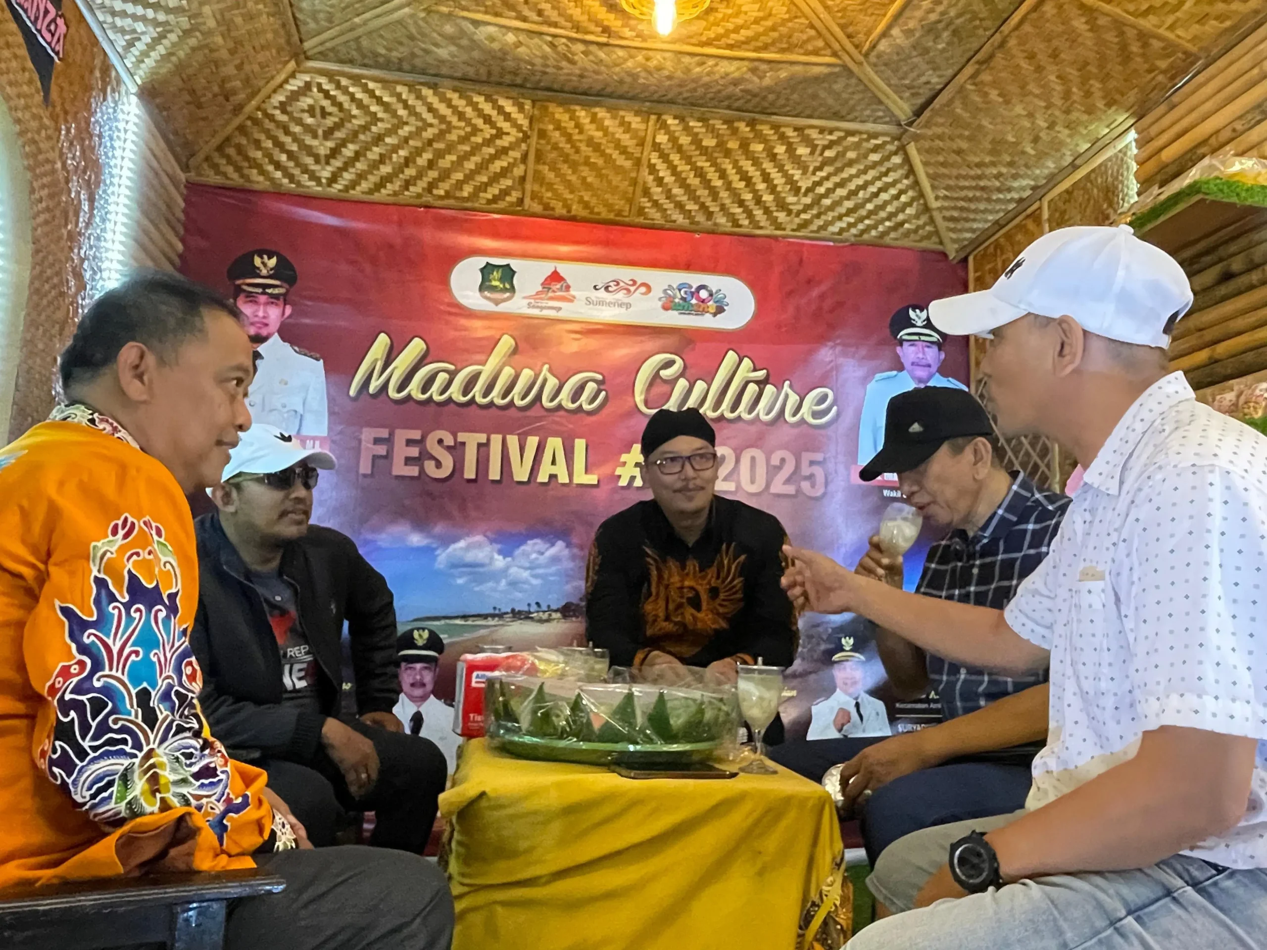 Bupati Sumenep melihat produk UMKM lokal pada Madura Culture Festival 2025 di GOR A. Yani Pangligur Sumenep