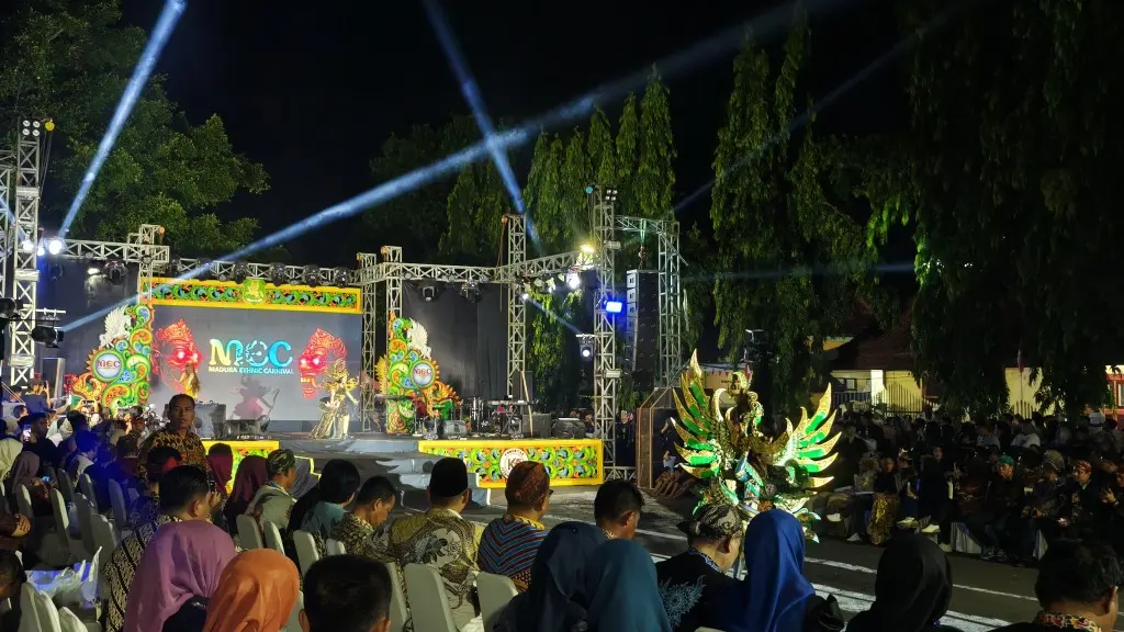 Peserta MEC 2025 mengenakan kostum topeng khas budaya Madura dalam festival budaya Sumenep