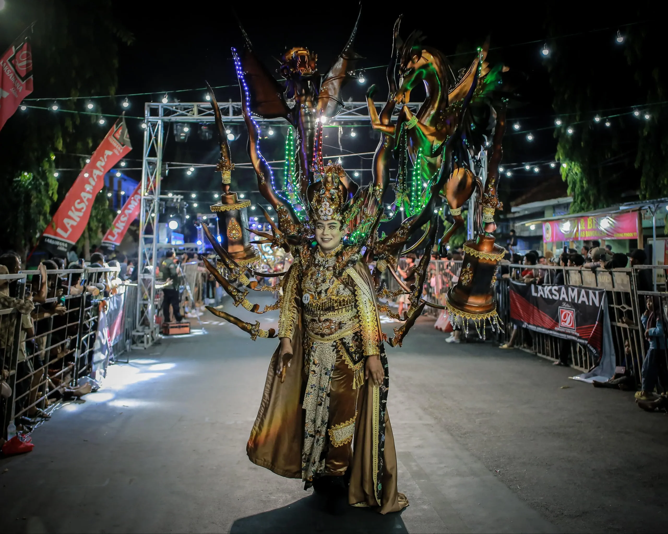 Peserta MEC 2025 menampilkan kostum etnik dalam ajang budaya Madura Ethnic Carnival di Kabupaten Sumenep, Jawa Timur