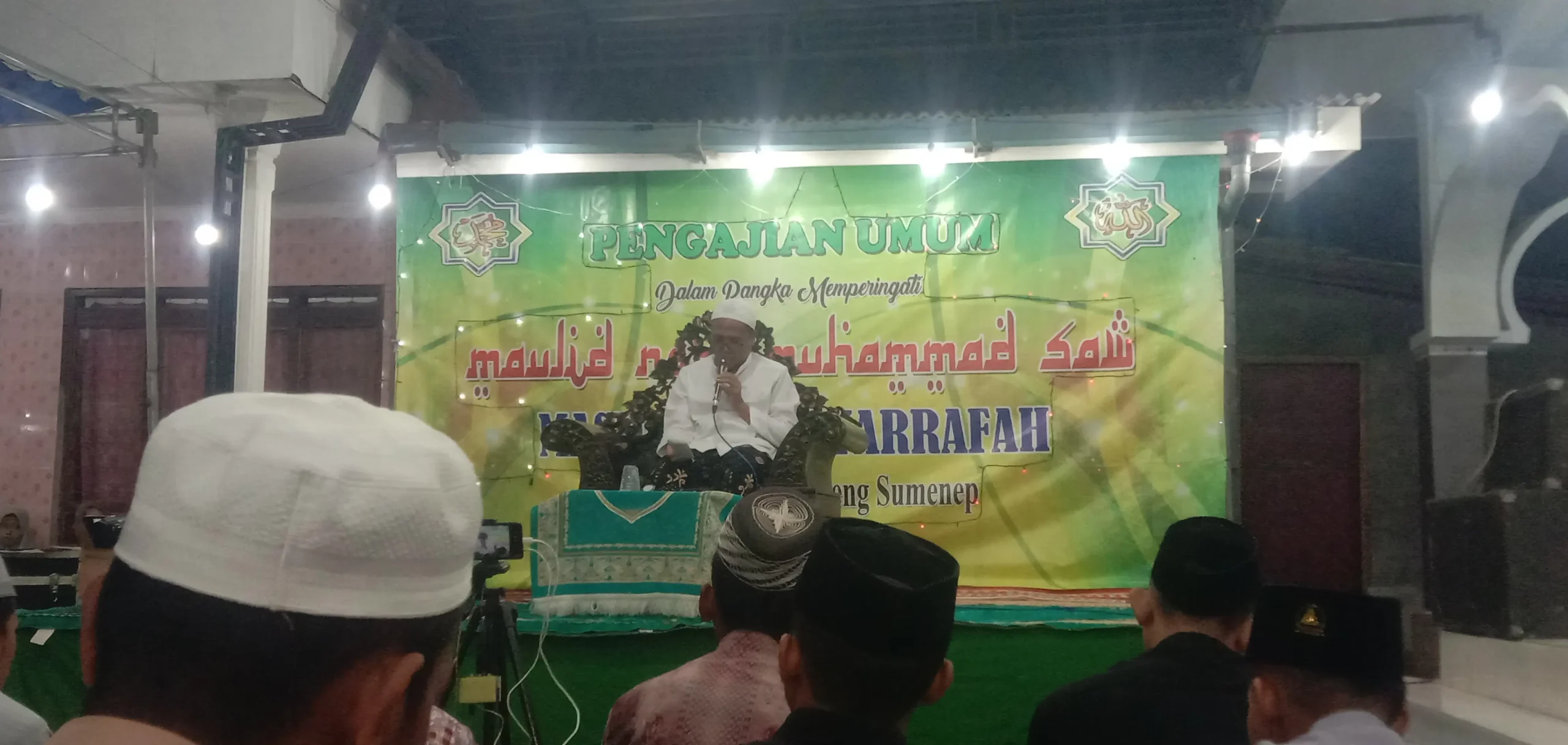 Jamaah memadati Masjid Al Musyarrafah saat pengajian umum dalam rangka memperingati Maulid Nabi Muhammad SAW, penuh khidmat dan kebersamaan.