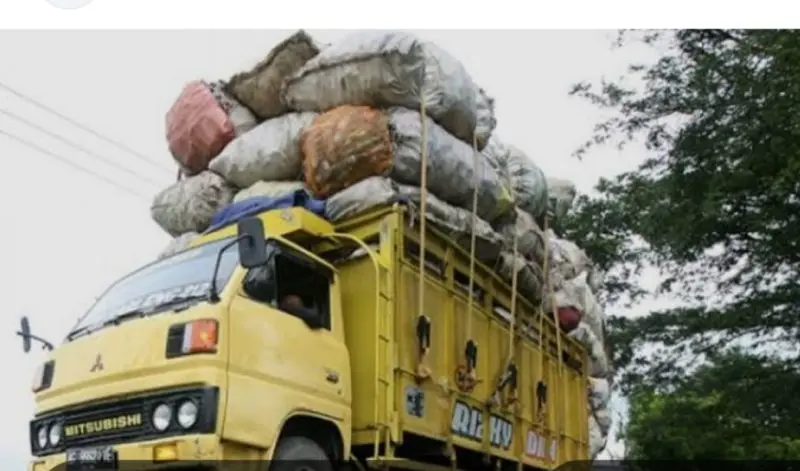 Truk overload di Pelabuhan Batuguluk yang akan naik ke kapal