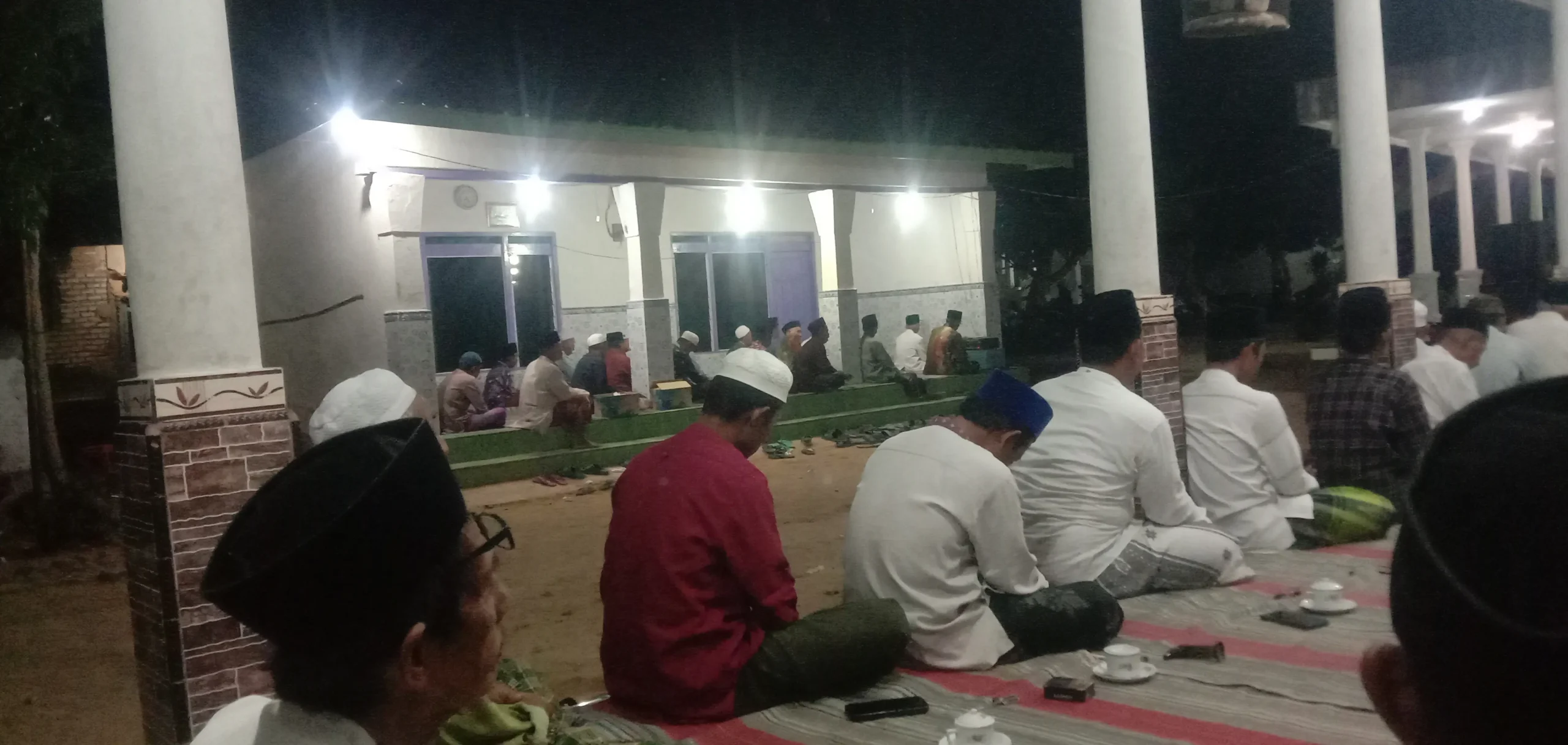 Masyarakat Desa Lembung berkumpul dalam acara sarwah yang digelar secara bergilir dari rumah ke rumah, memperkuat kebersamaan dan nilai spiritual.