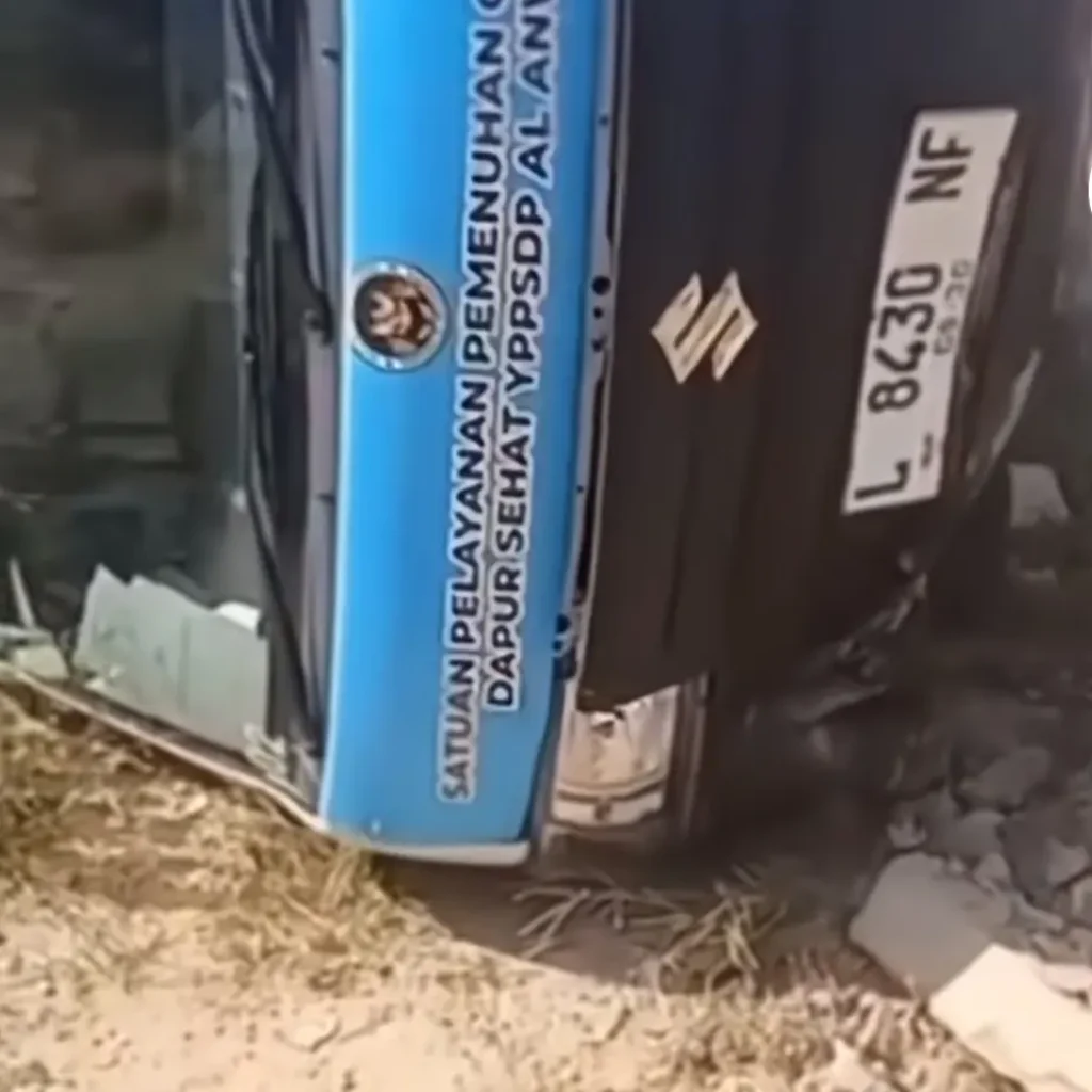 Mobil pengangkut MBG terguling di Kadur Pamekasan saat distribusi makanan bergizi gratis tetap berjalan