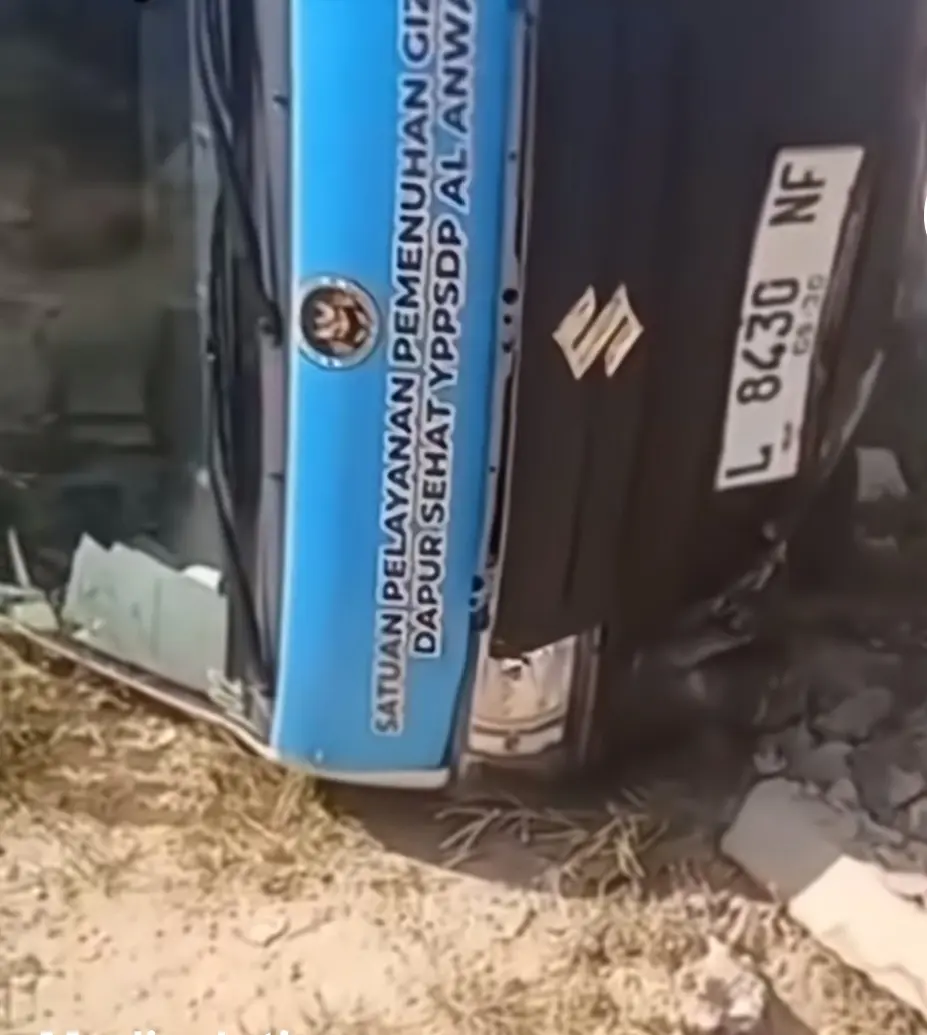 Mobil pengangkut MBG terguling di Kadur Pamekasan saat distribusi makanan bergizi gratis tetap berjalan