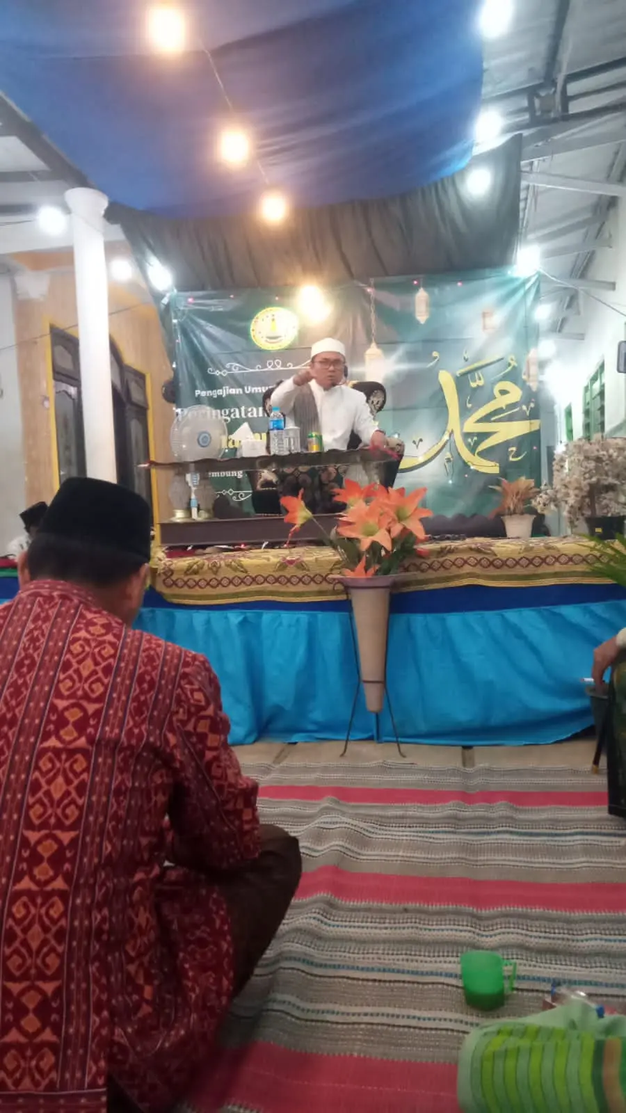 Para santri Mushalla Al Muttaqin menampilkan hadrah dan syair maulid dalam acara pengajian dan peringatan Maulid Nabi Muhammad SAW yang berlangsung meriah dan penuh kekhidmatan.