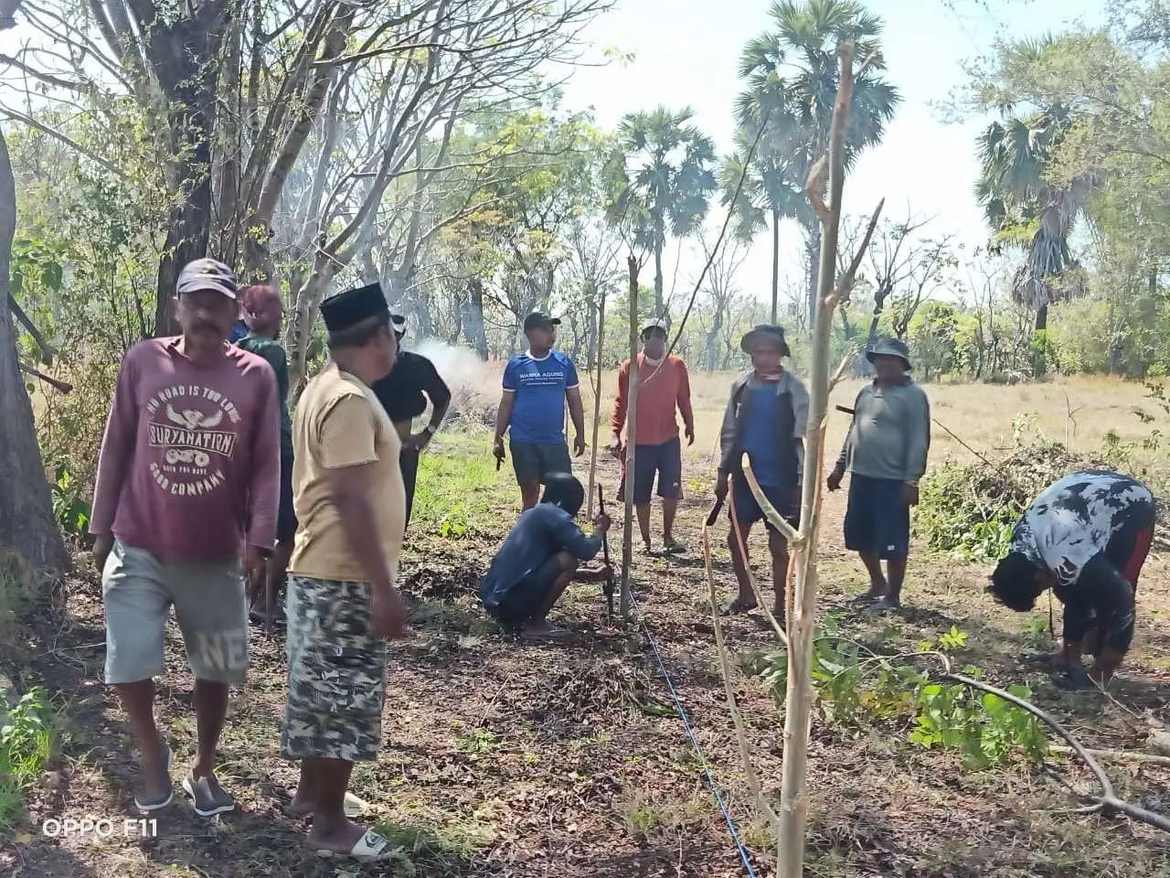 Nelayan Berru Mandiri Desa Galis Giligenting Sumenep membangun akses jalan menuju pelabuhan secara swadaya demi kelancaran aktivitas melaut