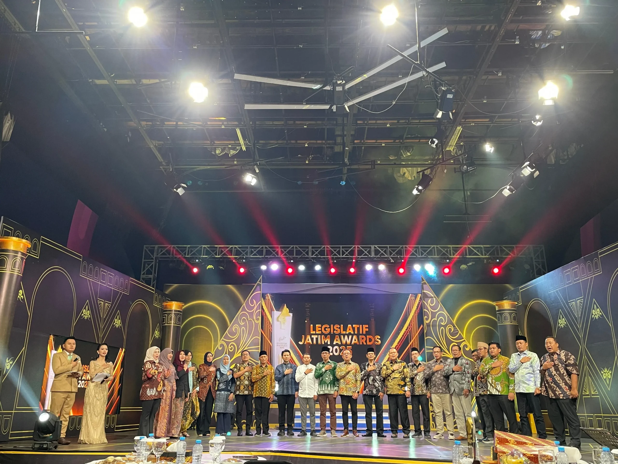 Nia Kurnia Fauzi DPRD Sumenep menerima Legislatif Jatim Awards 2025 Legislator Kabupaten terbaik Jawa Timur