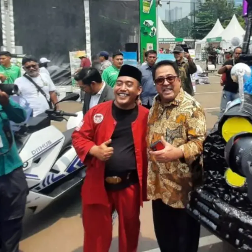 Opelet Si Doel dari botol plastik dipamerkan di Jakarta Eco Future Fest 2025 bersama Rano Karno