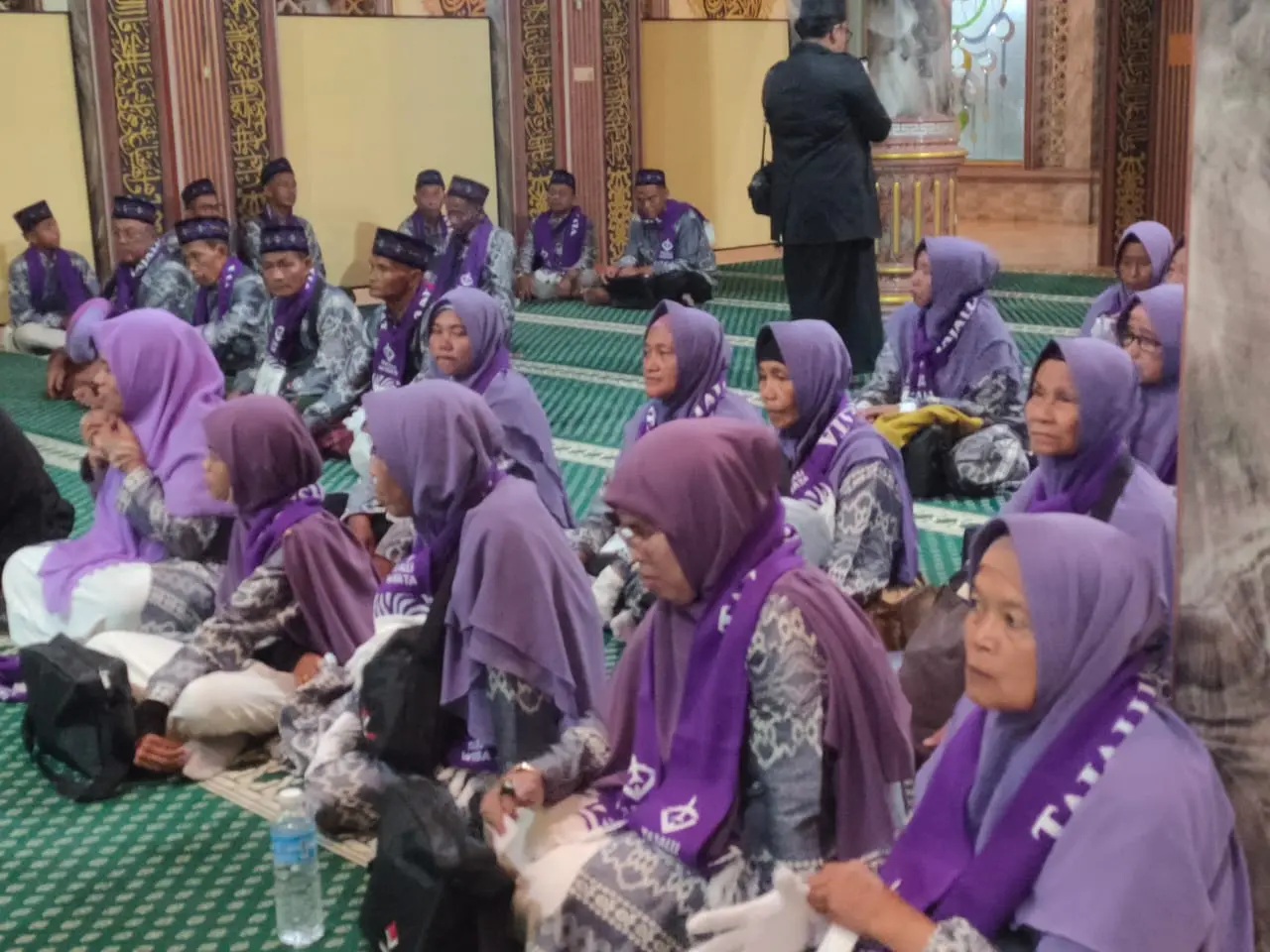 Suasana haru pemberangkatan rombongan jamaah umrah, keluarga melepas dengan doa dan penuh kebahagiaan sebelum keberangkatan menuju Tanah Suci.