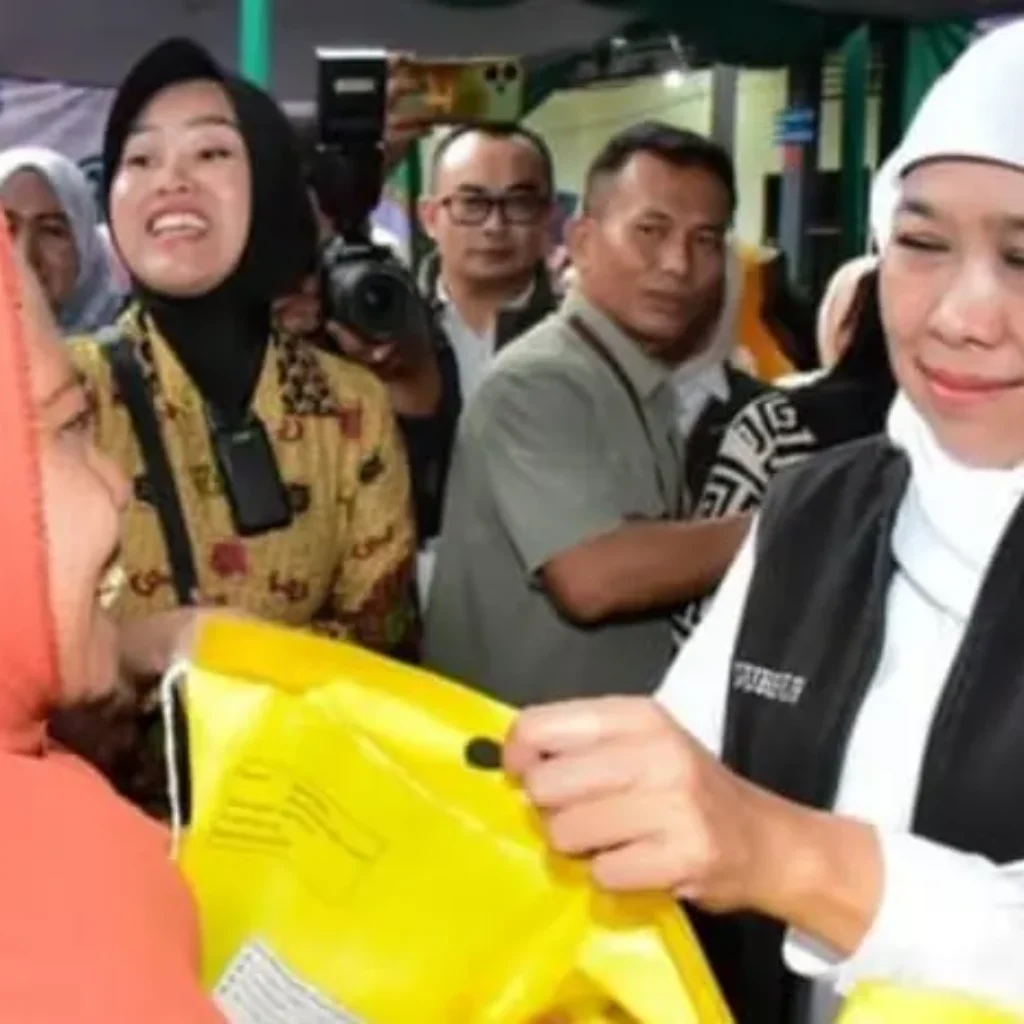 Khofifah Indar Parawansa bersama Bupati Sidoarjo saat meninjau Pasar Murah yang menjual sembako murah di Kecamatan Waru, Sidoarjo
