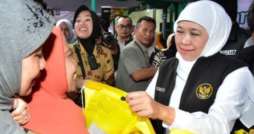 Khofifah Indar Parawansa bersama Bupati Sidoarjo saat meninjau Pasar Murah yang menjual sembako murah di Kecamatan Waru, Sidoarjo