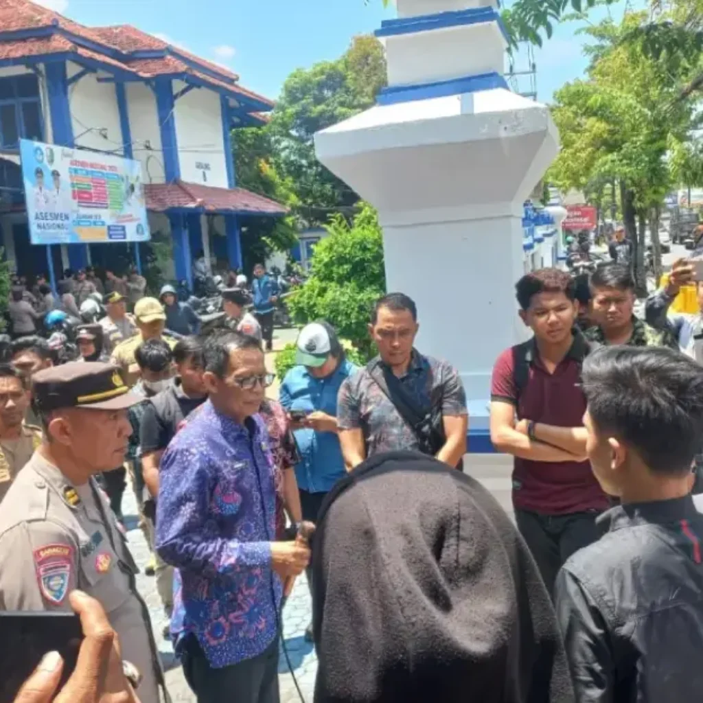 Pemuda GPR Demo Disdik Sampang, Soroti Monopoli Seragam dan Jalur Titipan