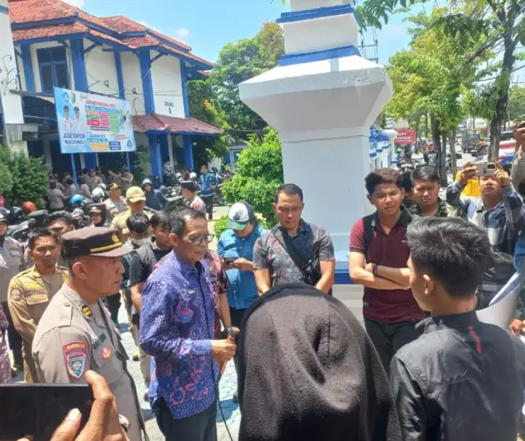 Pemuda GPR demo Disdik Sampang protes monopoli seragam sekolah dan jalur titipan siswa baru